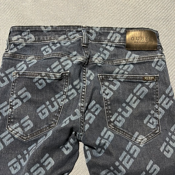 Men’s GUESS All-Over Print Stretch Skinny Jeans - Picture 8 of 9
